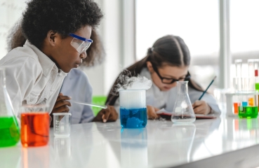 Elementary students in lab