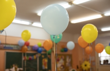 Balloons in a classroom